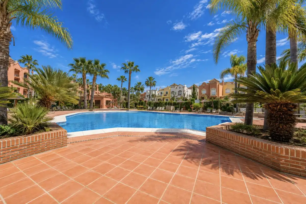 Piscina de Dúplex en venda en Marbella amb Aire condicionat, Terrassa i Traster