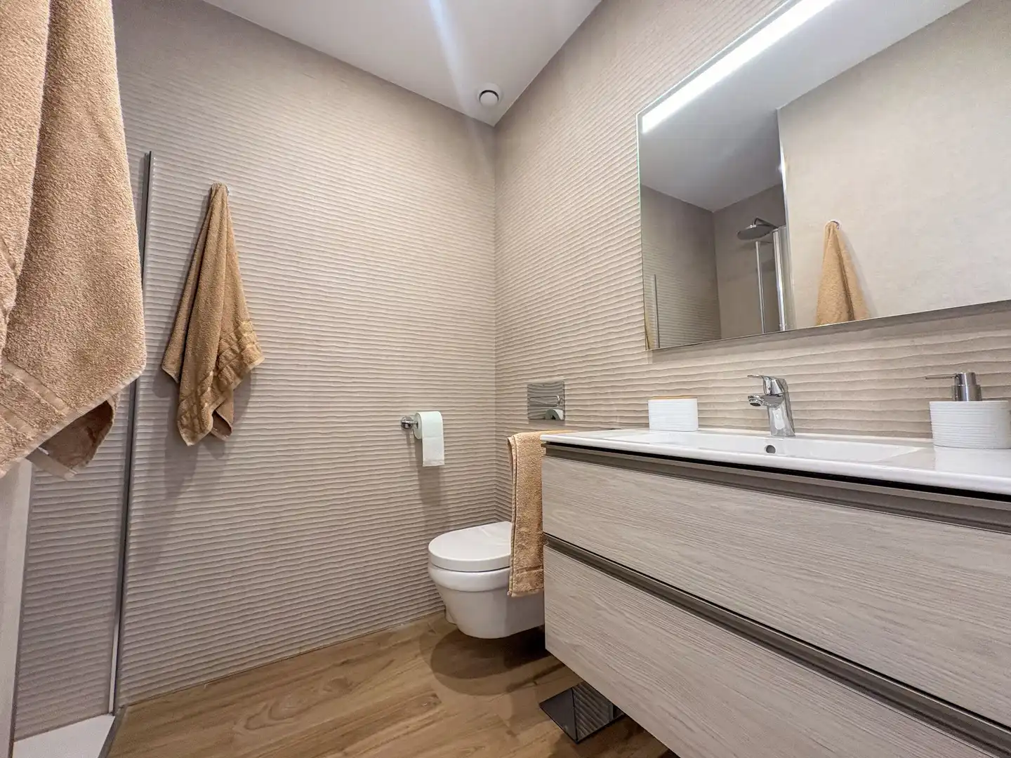 Baño de Piso de alquiler en Torrevieja con Aire acondicionado, Calefacción y Jardín privado