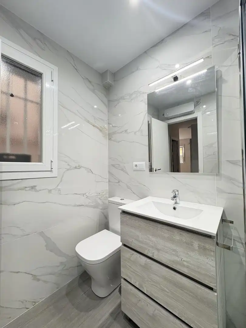 Badezimmer von Erdgeschoss zur Miete in Madrid mit Klimaanlage und Heizung