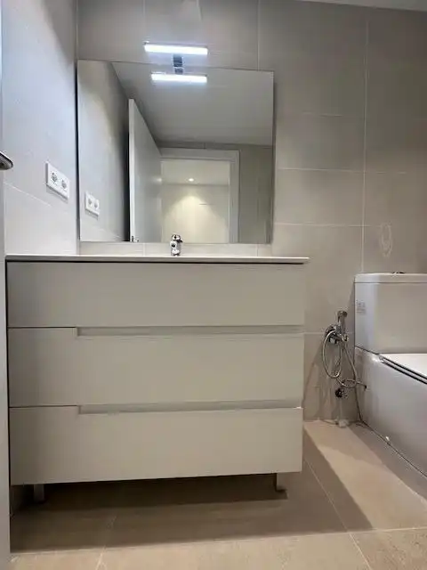 Badezimmer von Wohnung zur Miete in Badalona mit Heizung und Balkon