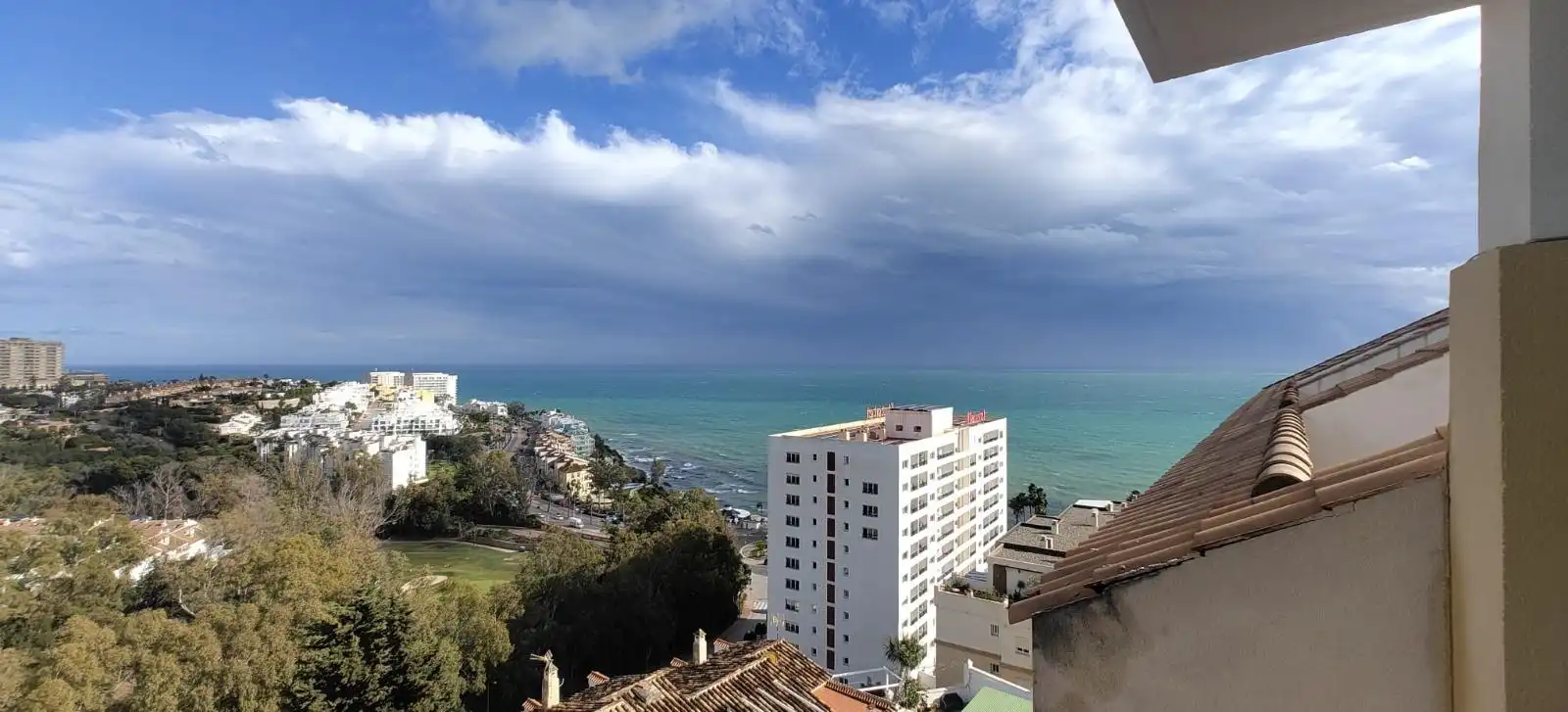 Vista exterior de Àtic en venda en Benalmádena amb Aire condicionat, Calefacció i Jardí privat