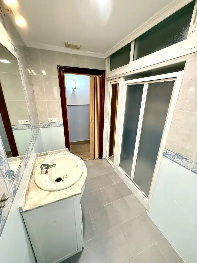 Badezimmer von Wohnung zum Verkauf in San Juan de Aznalfarache mit Klimaanlage und Ofen