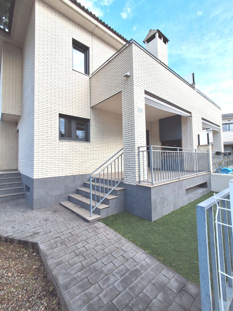 Vista exterior de Casa adosada en venda en Mont-roig del Camp amb Aire condicionat, Jardí privat i Terrassa