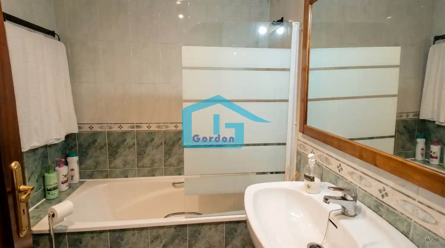 Baño de Ático en venta en Sanxenxo con Calefacción, Terraza y Amueblado