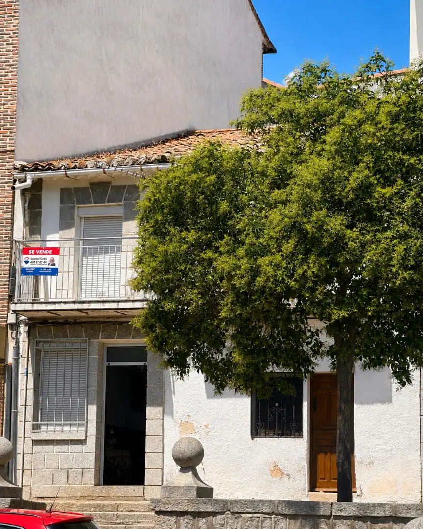 Vista exterior de Casa adosada en venda en El Hoyo de Pinares 