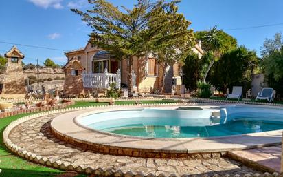 Vista exterior de Casa o xalet en venda en Crevillent amb Aire condicionat, Terrassa i Piscina