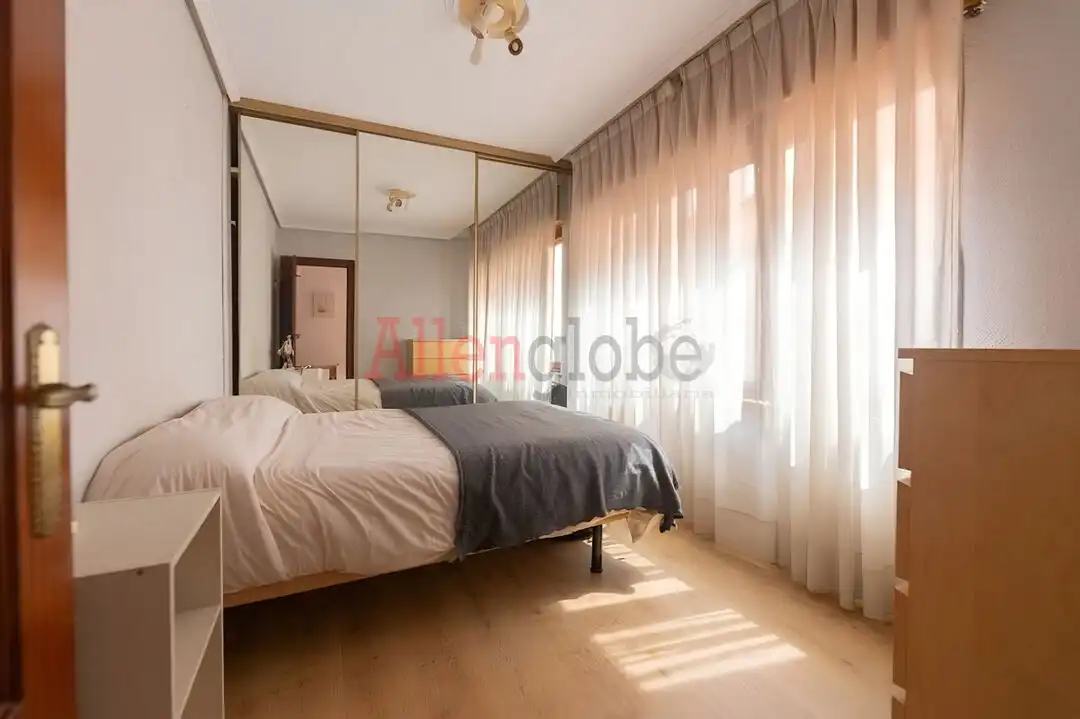 Dormitori de Apartament en venda en Oviedo  amb Calefacció i Traster