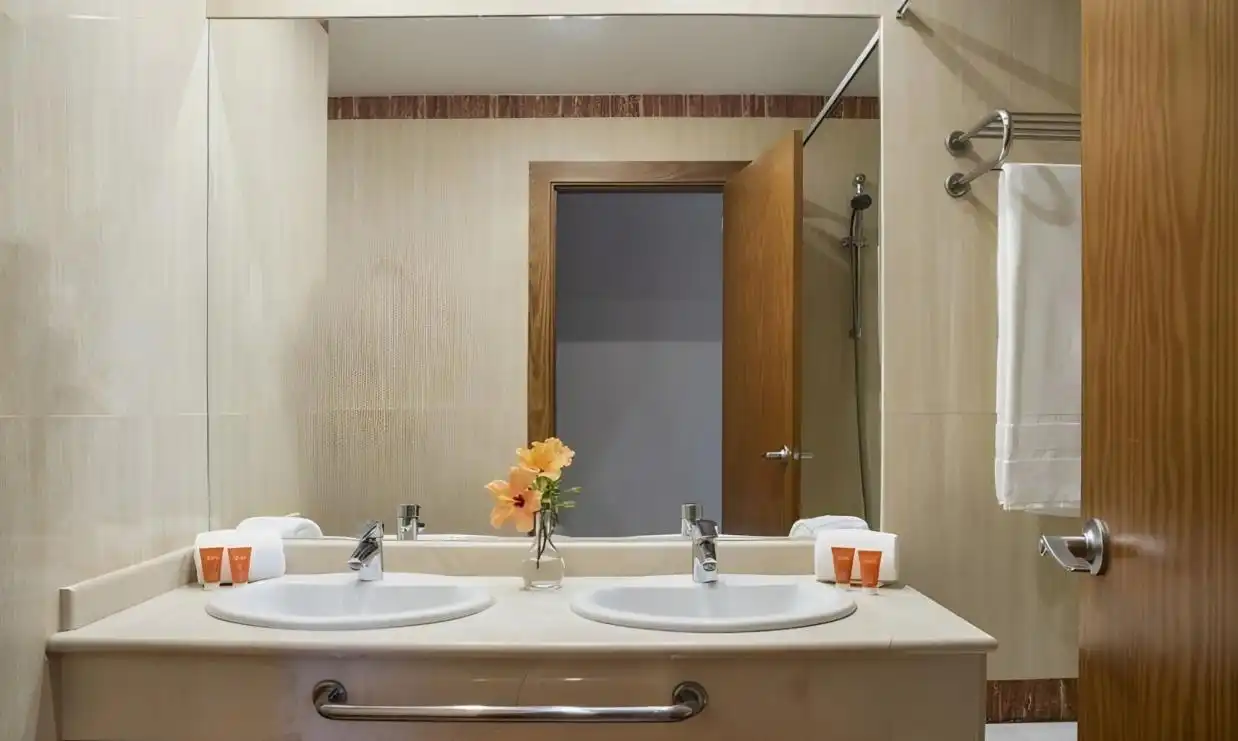 Bany de Apartament en venda en Estepona amb Aire condicionat, Jardí privat i Terrassa