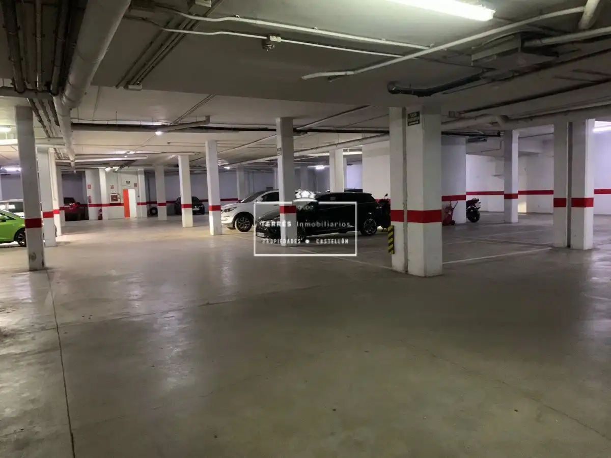 Parking de Piso en venta en Castellón de la Plana / Castelló de la Plana con Terraza, Trastero y Balcón