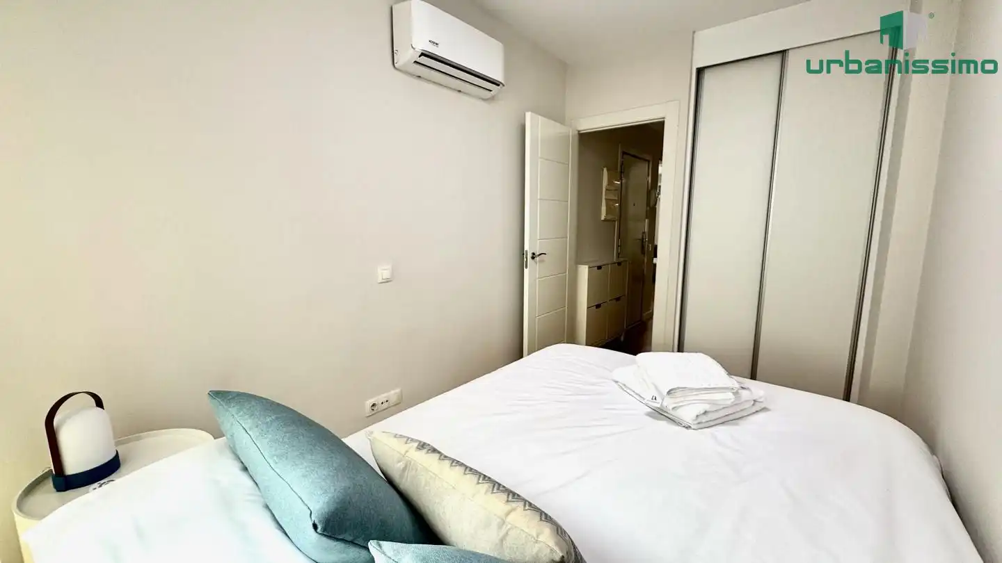 Dormitori de Apartament de lloguer en Madrid amb Aire condicionat, Traster i Moblat