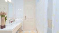 Bathroom of Flat to rent in  Madrid Capital  with Air Conditioner, Furnished and TV