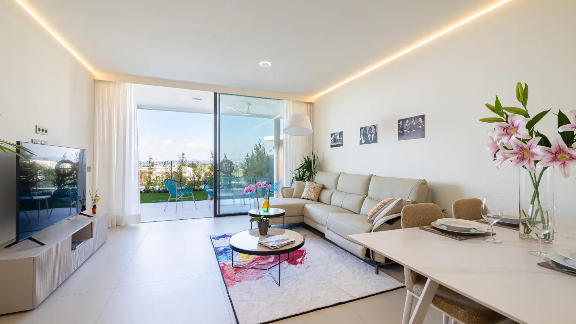 Sala d'estar de Pis de lloguer en Fuengirola amb Aire condicionat, Calefacció i Jardí privat