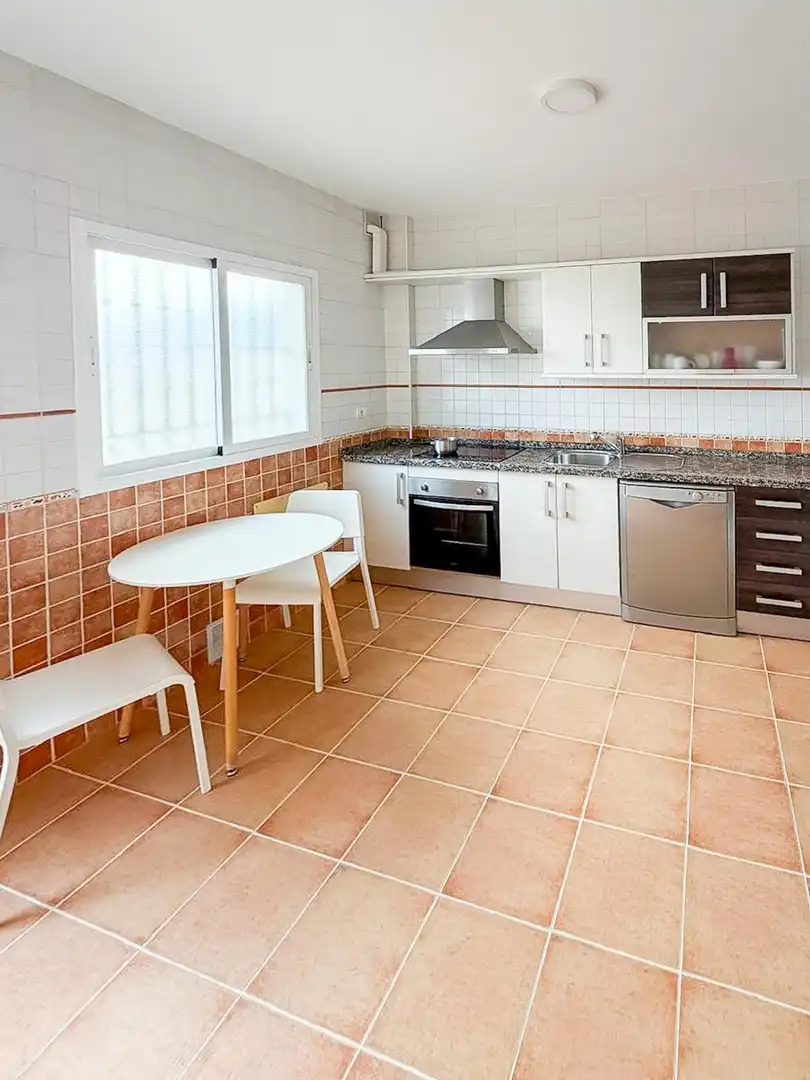 Cuina de Casa adosada en venda en Alhaurín de la Torre amb Aire condicionat, Jardí privat i Terrassa