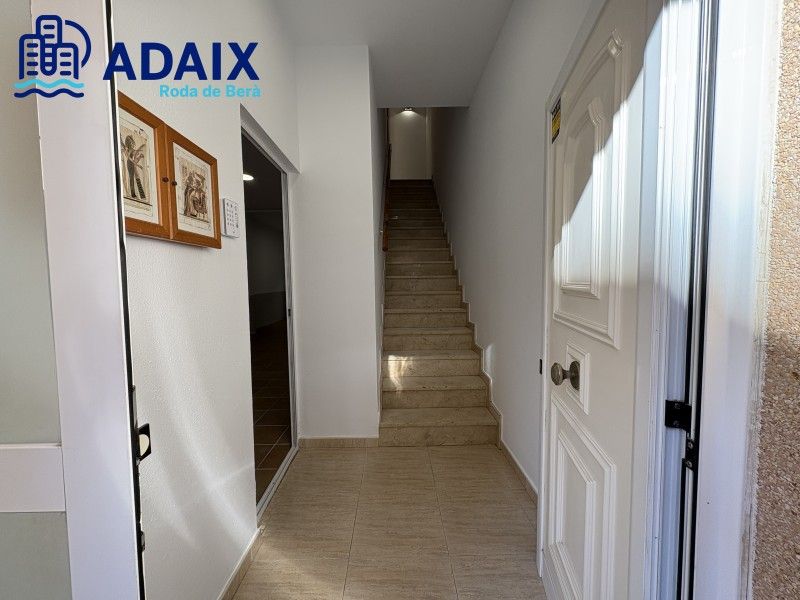 Einfamilien-Reihenhaus zum Verkauf in Roda de Berà mit Klimaanlage, Terrasse und Abstellraum