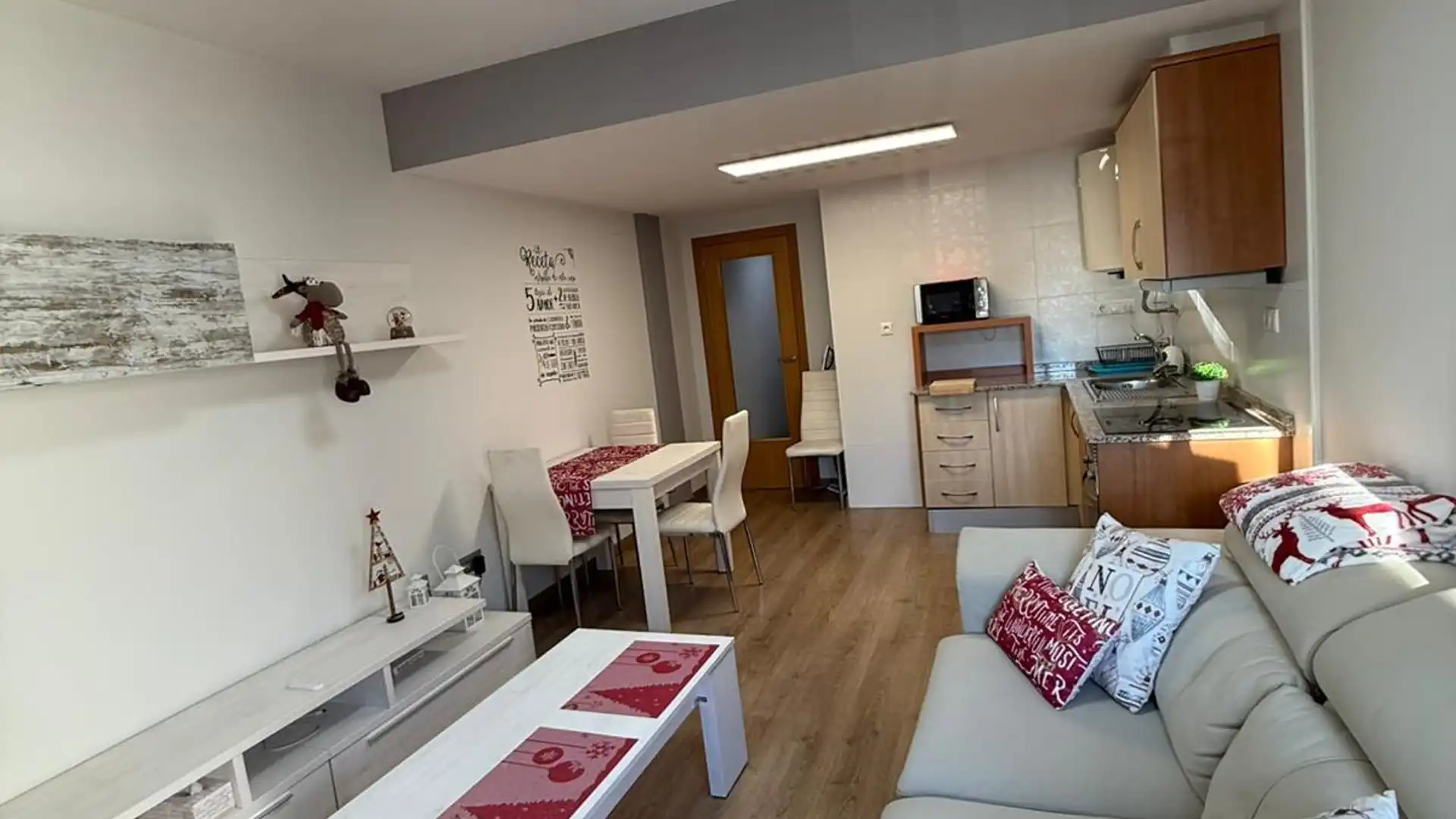 Living room of Flat for sale in Castalla  with Parquet flooring, Furnished and Balcony