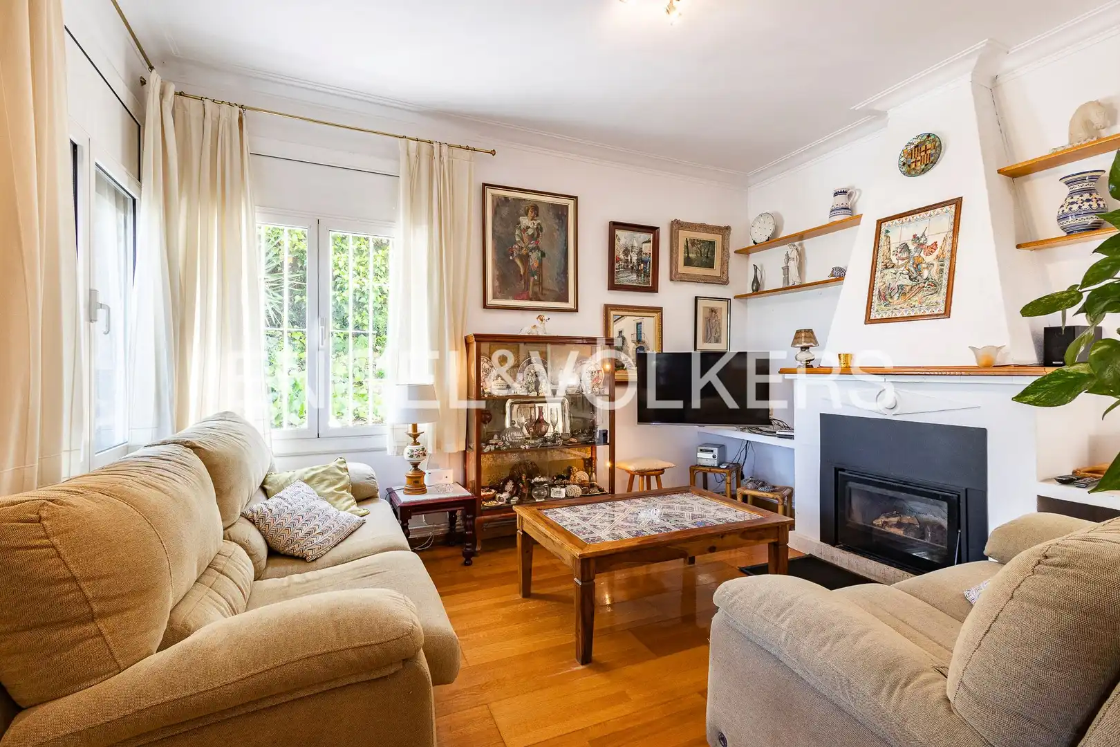 Sala d'estar de Casa o xalet en venda en Sant Cugat del Vallès amb Calefacció, Jardí privat i Parquet