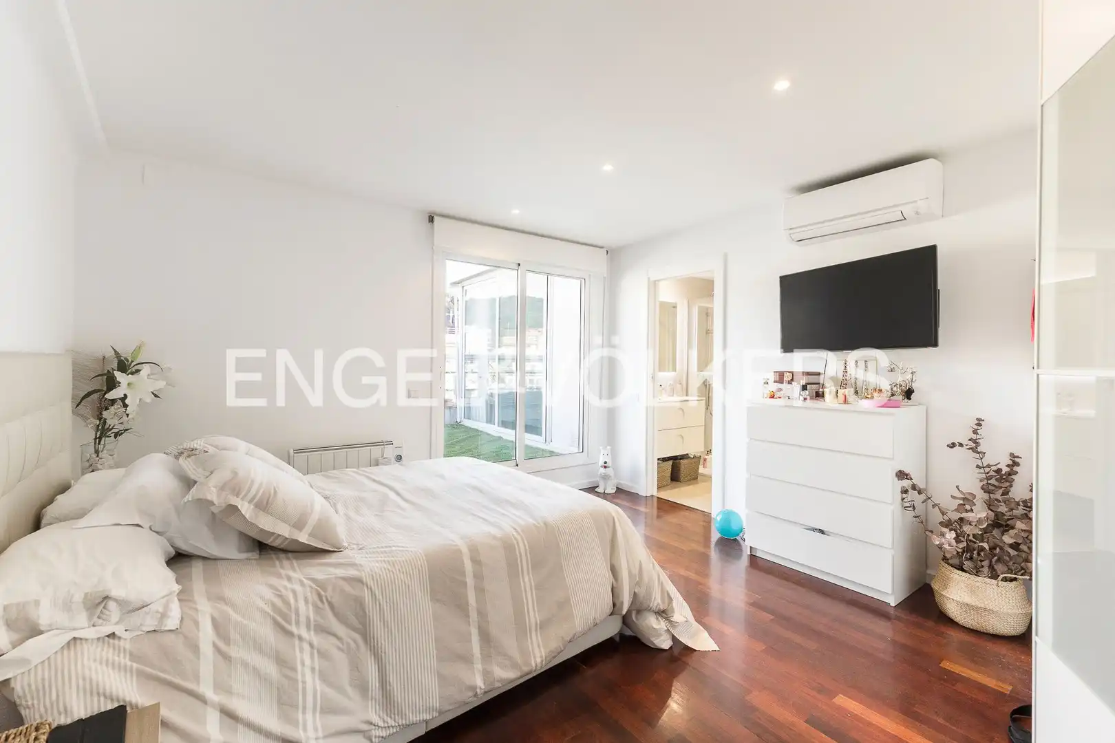 Schlafzimmer von Dachboden zur Miete in Barcelona mit Klimaanlage, Heizung und Parkett