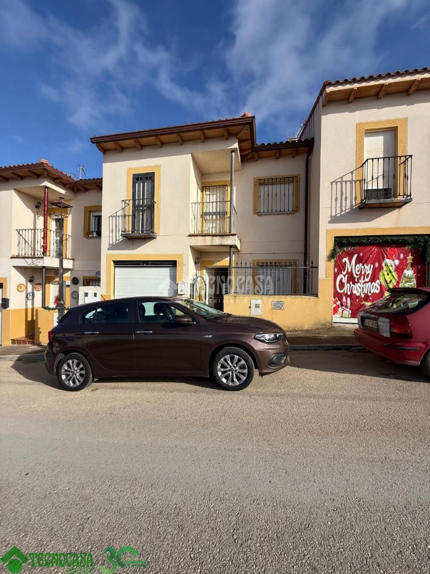 Vista exterior de Casa adosada en venda en Horcajo de Santiago amb Calefacció, Terrassa i Piscina comunitària