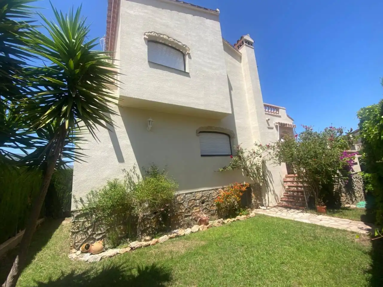 Casa aparellada amb piscina en venda a Calle Horus