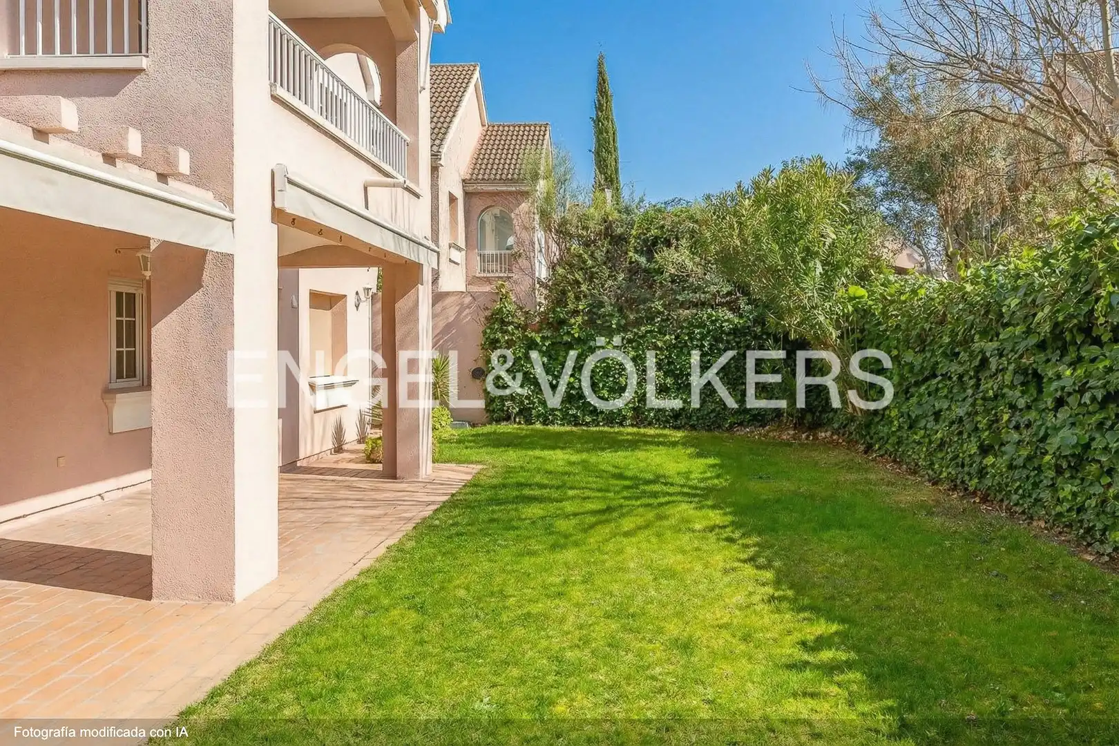 Vista exterior de Casa adosada de lloguer en Villanueva de la Cañada amb Calefacció, Jardí privat i Parquet
