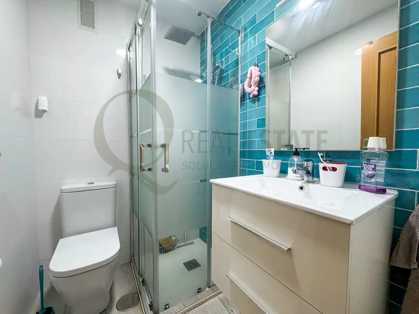 Badezimmer von Erdgeschoss zum Verkauf in Alicante / Alacant mit Klimaanlage, Heizung und Privatgarten