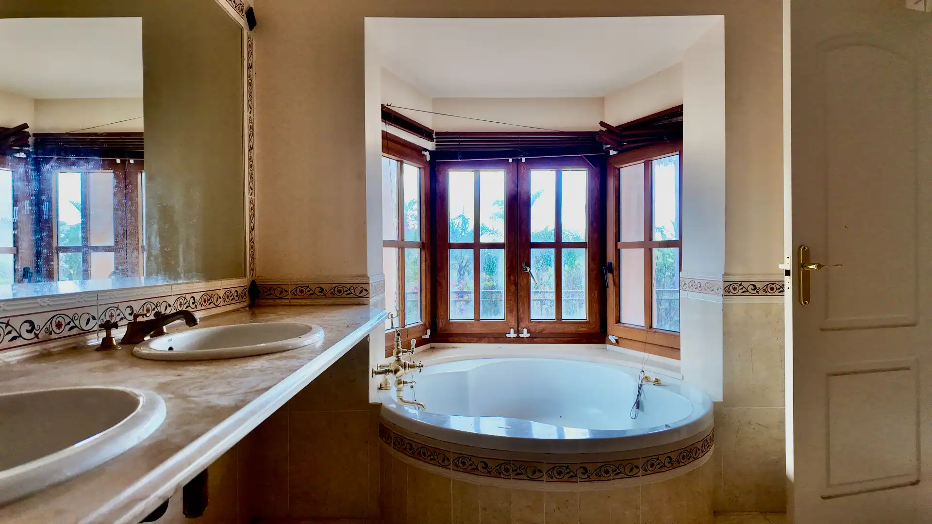 Bathroom of Houses for sale in Estepona  with Private garden, Terrace and Storage room