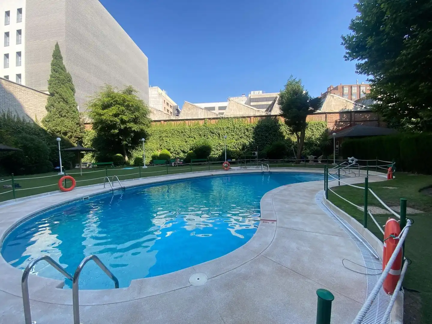 Swimming pool of Flat for rent in Madrid  with Air Conditioner, Heating and Private garden