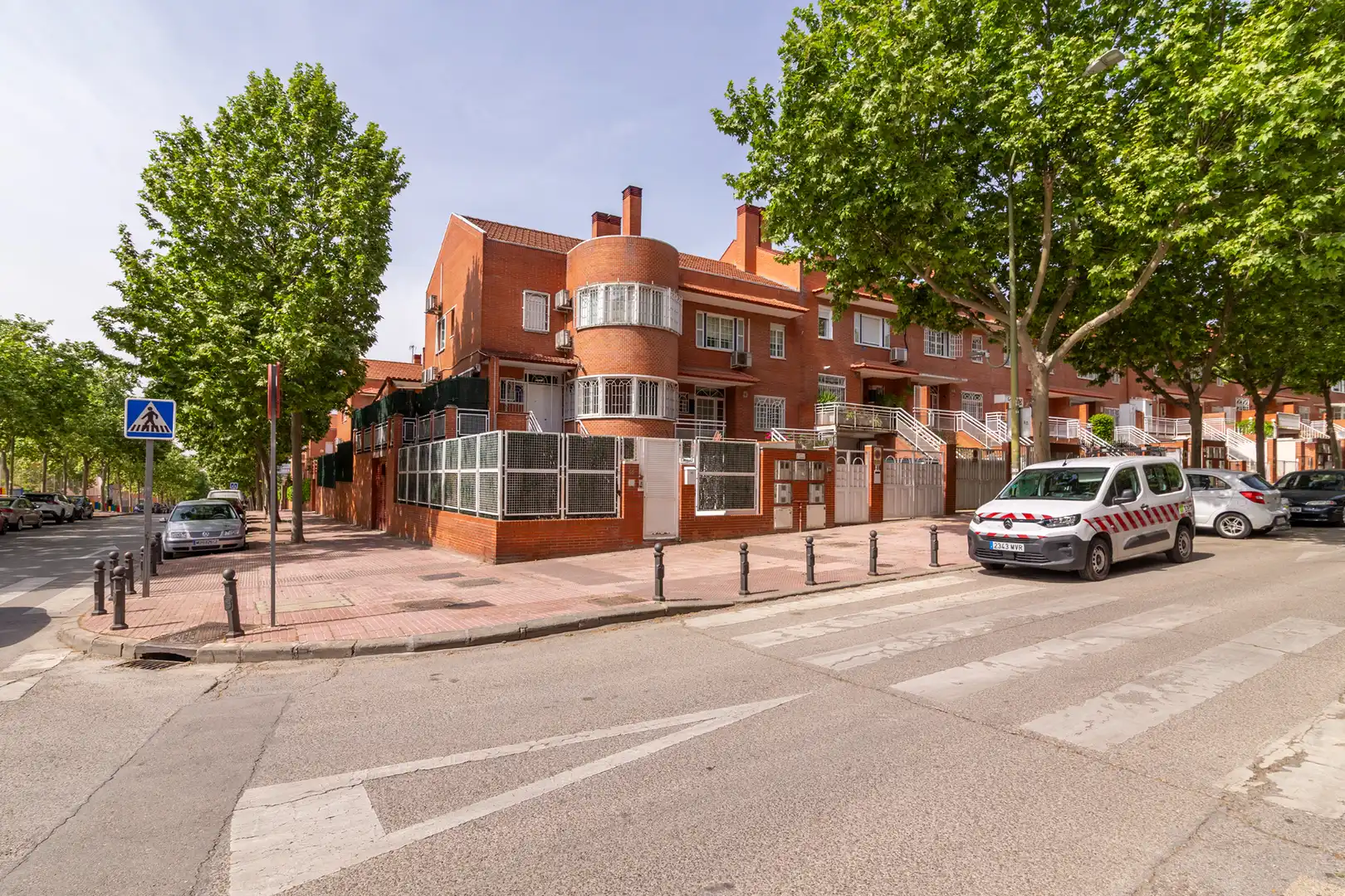 Vista exterior de Casa adosada en venda en Móstoles amb Aire condicionat, Jardí privat i Piscina