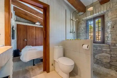 Baño de Finca rústica en venta en Querol con Calefacción, Jardín privado y Terraza
