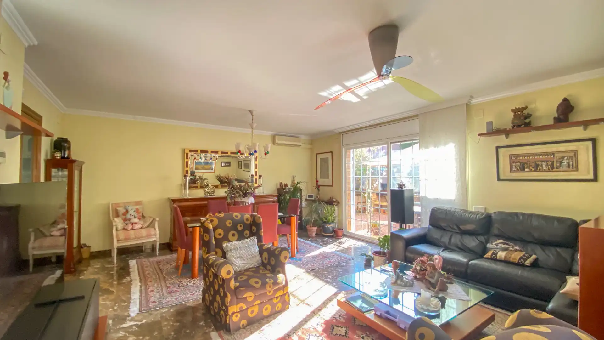 Sala de estar de Casa adosada en venta en Cerdanyola del Vallès con Aire acondicionado, Calefacción y Jardín privado
