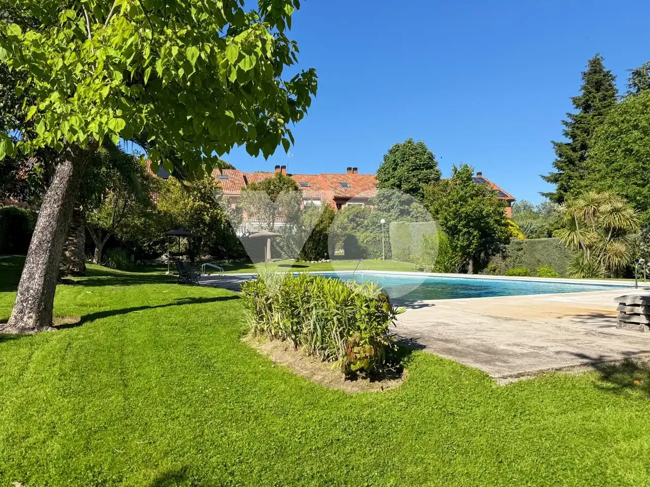 Piscina de Casa adosada en venda en Majadahonda amb Aire condicionat, Calefacció i Jardí privat