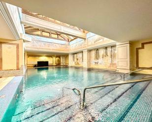 Piscina de Dúplex en venda en Estepona amb Aire condicionat, Terrassa i Traster