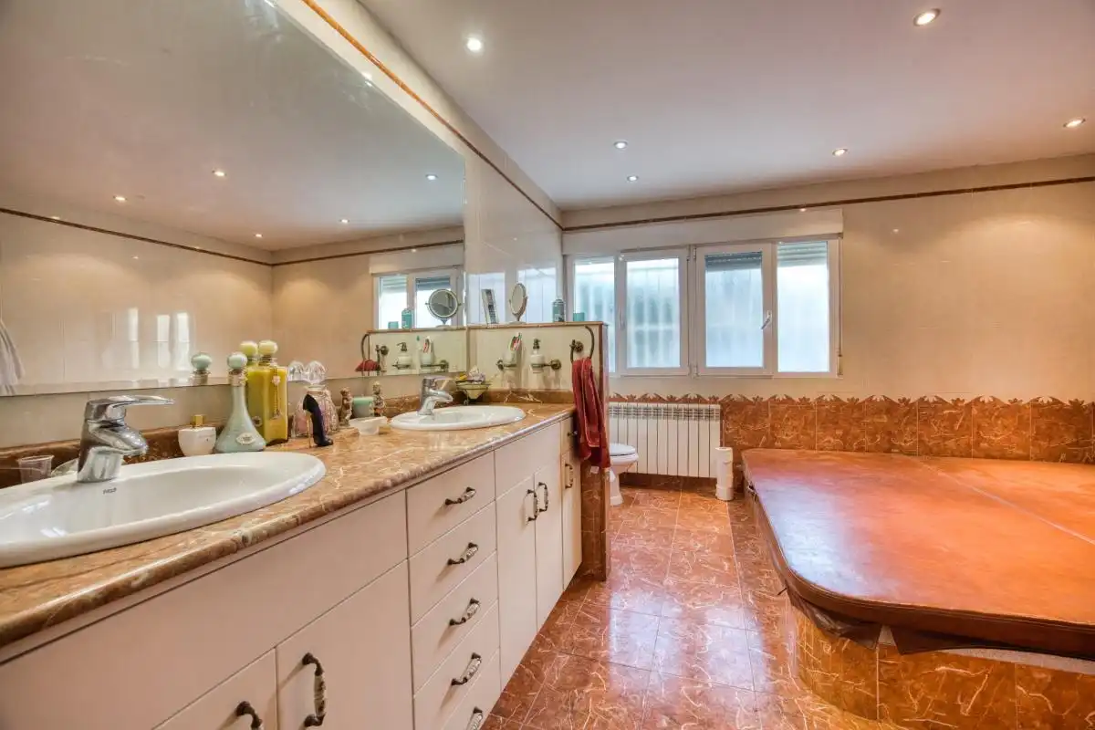 Baño de Casa o chalet en venta en L'Alfàs del Pi con Aire acondicionado, Calefacción y Jardín privado