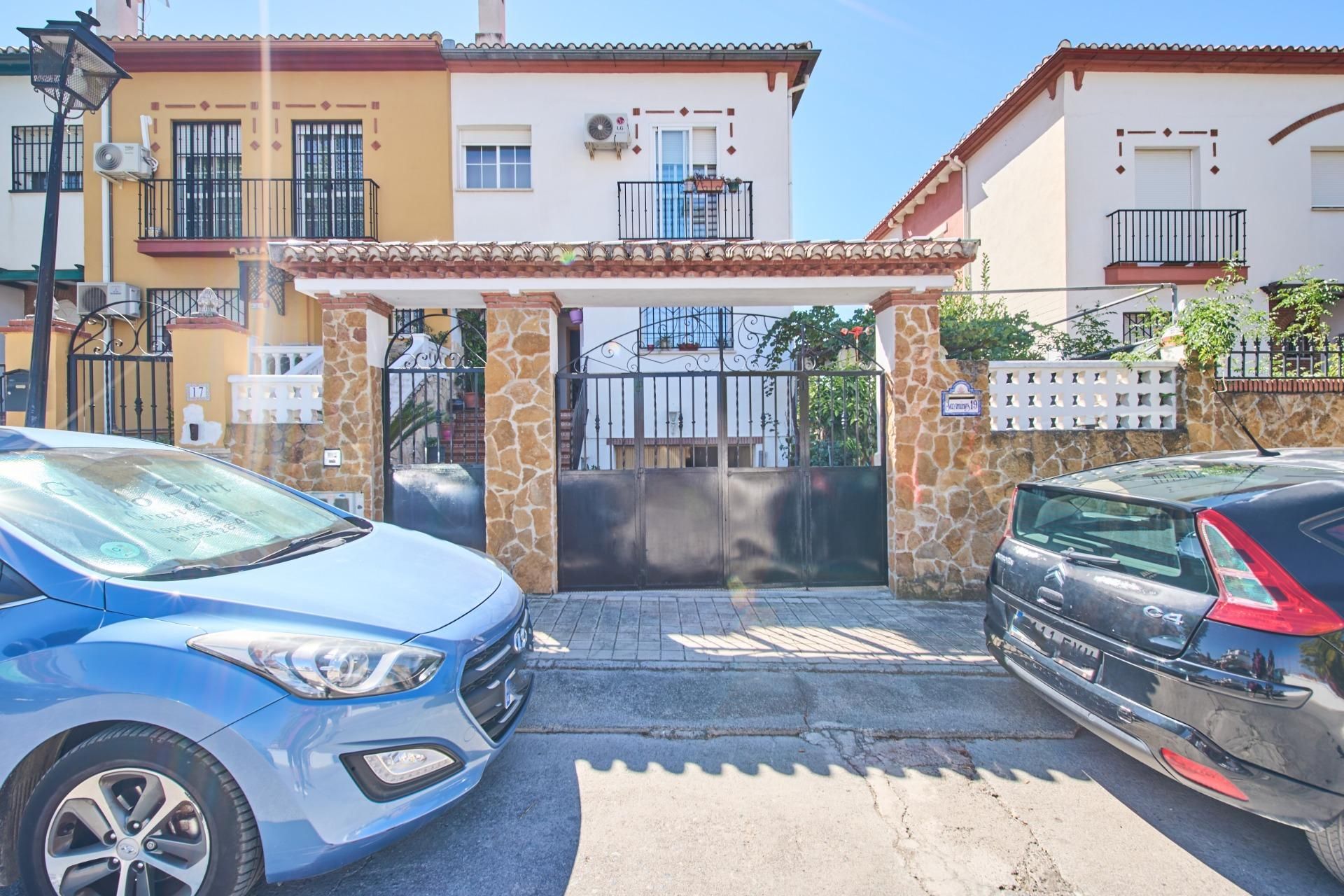 Vista exterior de Casa adosada en venda en Jun amb Aire condicionat, Calefacció i Piscina