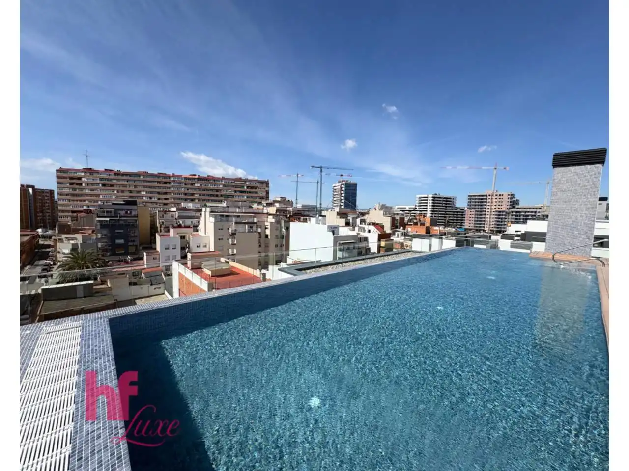 Schwimmbecken von Wohnung zum Verkauf in L'Hospitalet de Llobregat mit Klimaanlage, Heizung und Terrasse