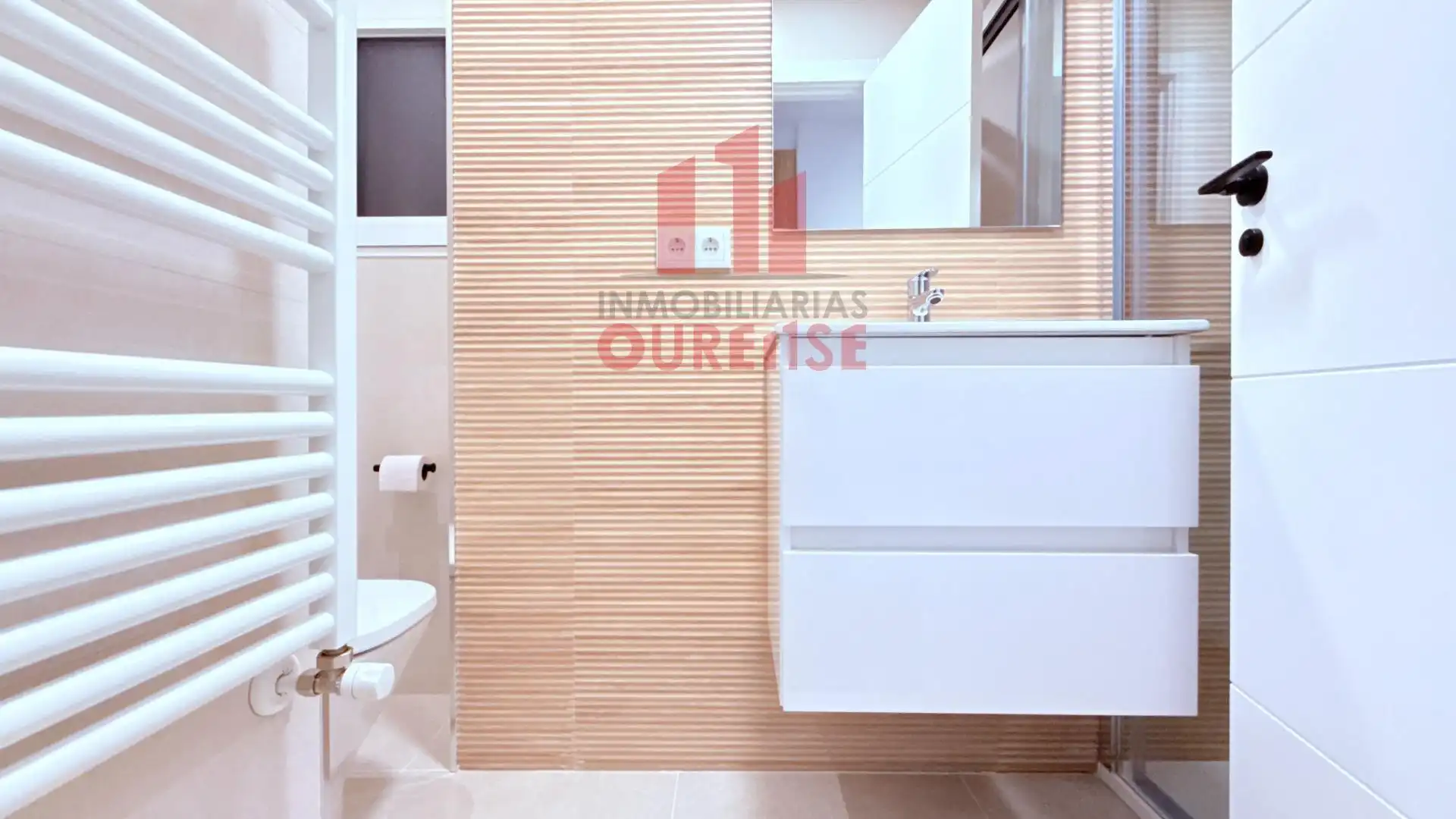 Bathroom of Flat for rent in Ourense Capital   with Heating and Furnished