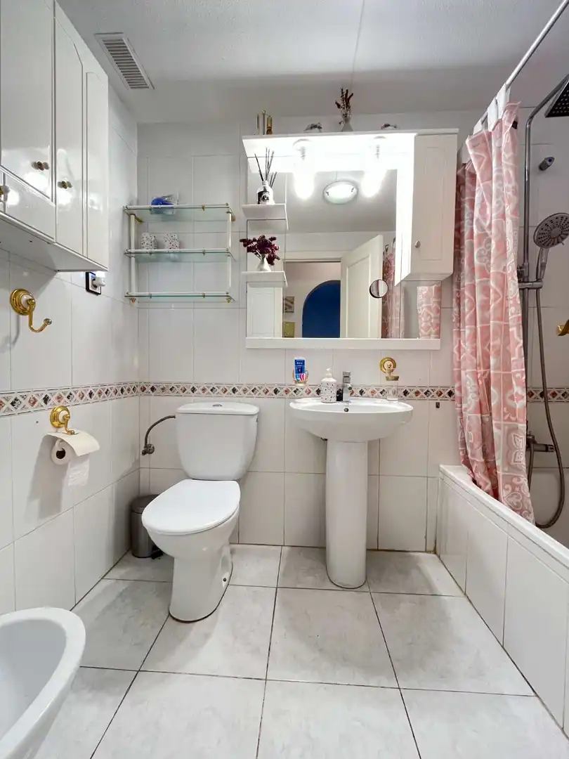 Bany de Apartament en venda en Orihuela amb Piscina i Moblat
