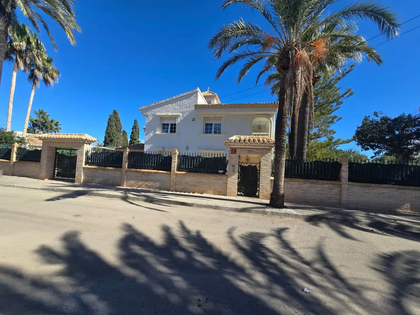 Vista exterior de Casa o xalet en venda en Orihuela amb Aire condicionat, Calefacció i Jardí privat