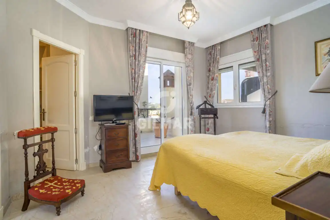 Schlafzimmer von Maisonette zum Verkauf in Sotogrande mit Heizung, Abstellraum und Schwimmbad
