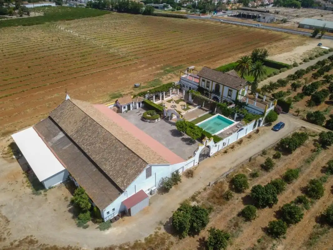 Vista exterior de Casa o xalet en venda en Espartinas amb Calefacció, Jardí privat i Terrassa
