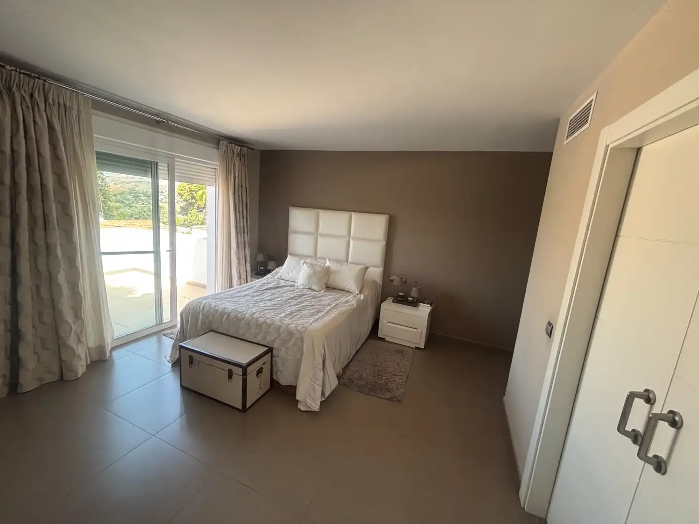 Schlafzimmer von Haus oder Chalet zum Verkauf in Marbella mit Klimaanlage, Heizung und Privatgarten