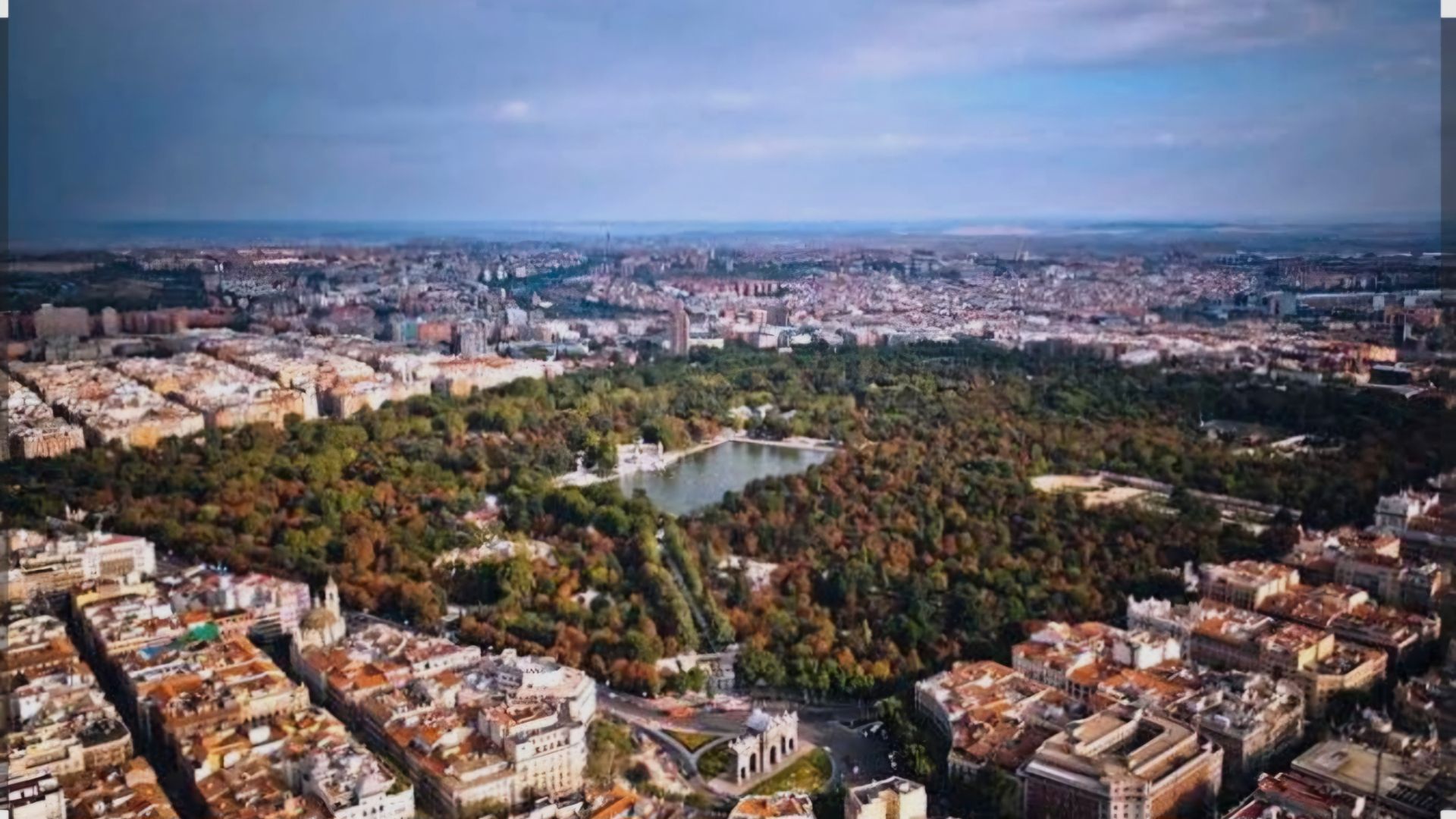 Vista exterior de Edificio en venta en  Madrid Capital con Alarma