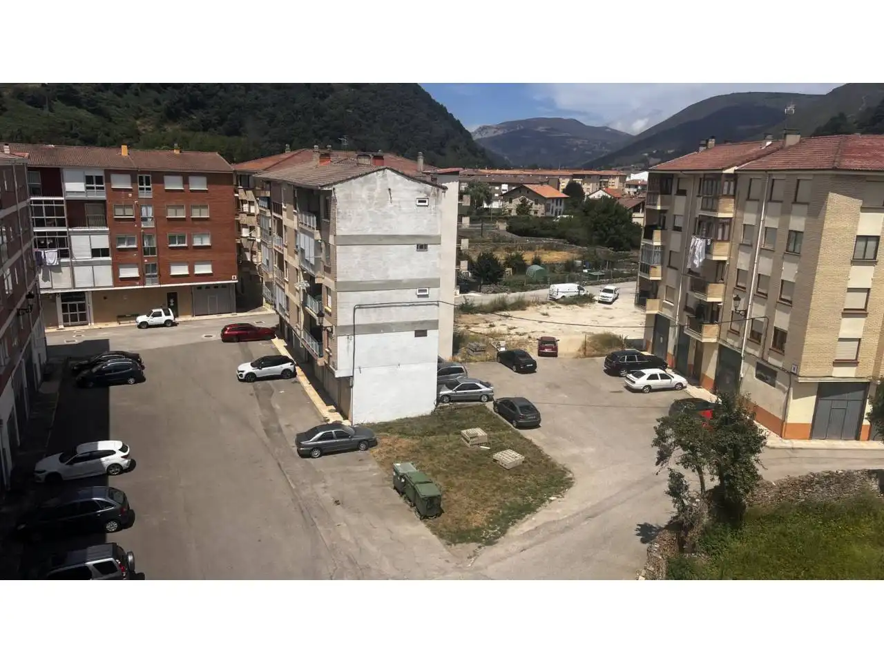 Parkplatz von Wohnung zum Verkauf in Espinosa de los Monteros mit Balkon