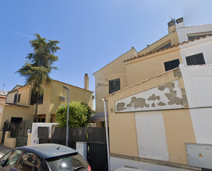 Vista exterior de Casa adosada en venda en Valencina de la Concepción amb Jardí privat