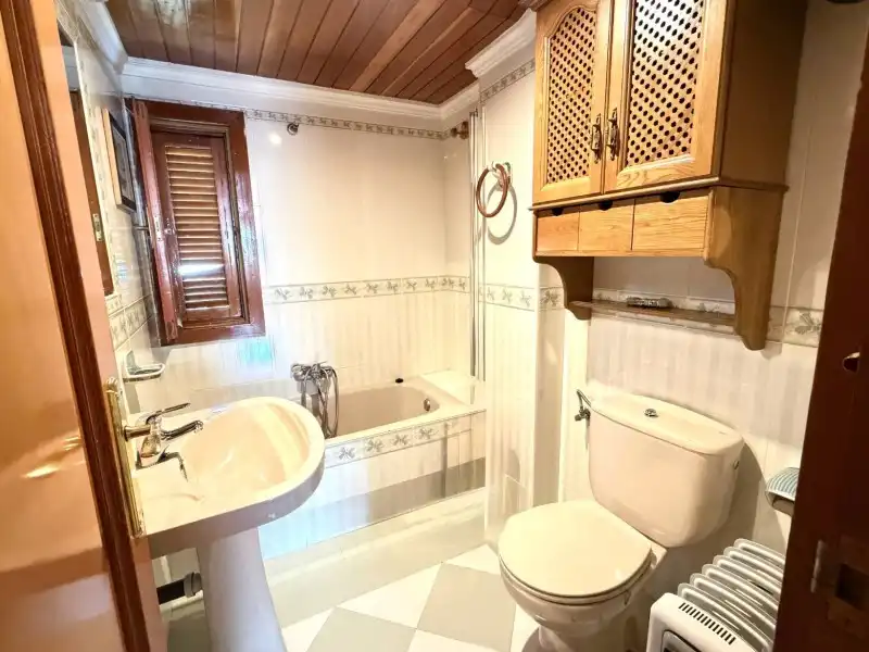 Badezimmer von Wohnung zum Verkauf in El Espinar mit Heizung und Abstellraum