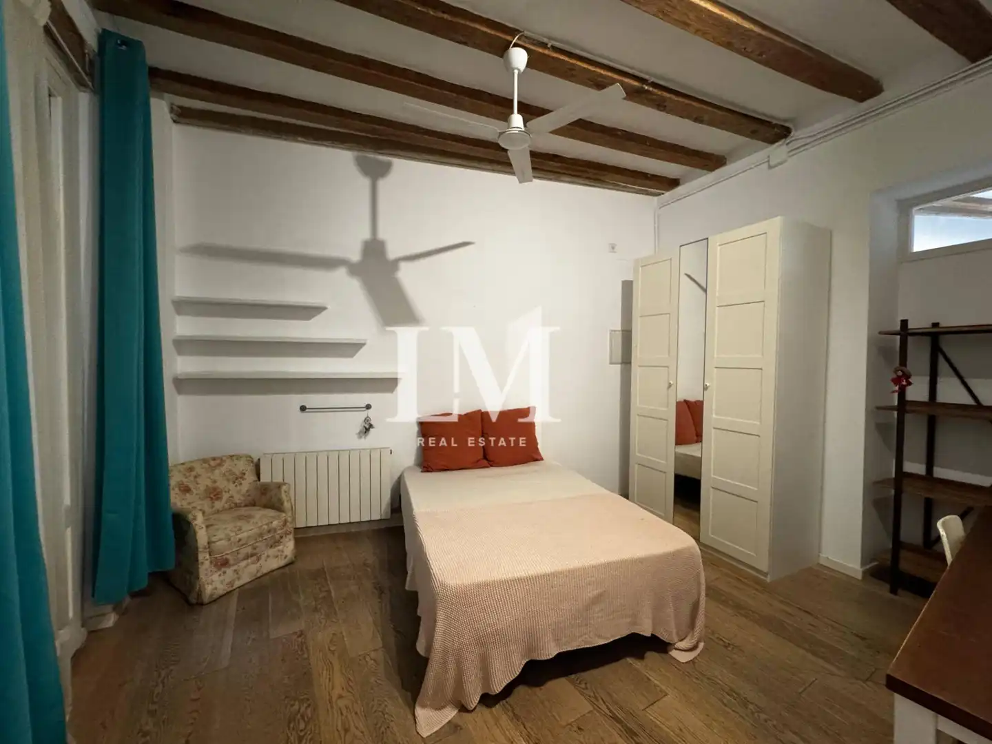 Bedroom of Apartments for rent in Ciutat Vella