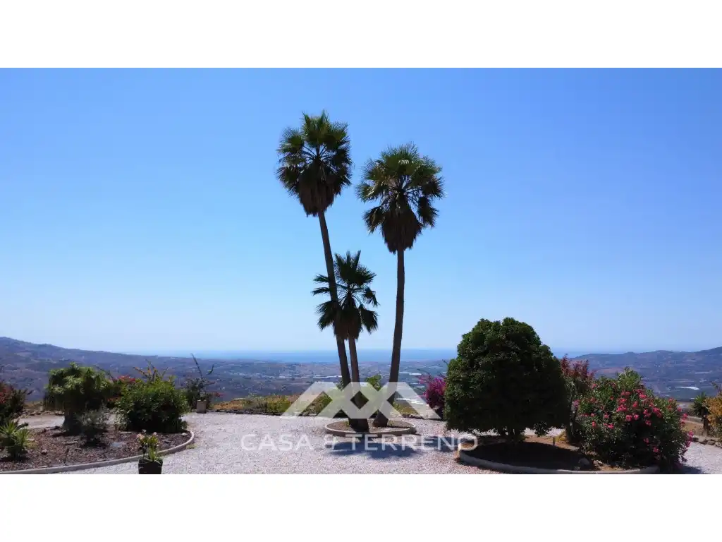 Vista exterior de Casa o xalet en venda en Vélez-Málaga amb Aire condicionat, Jardí privat i Terrassa