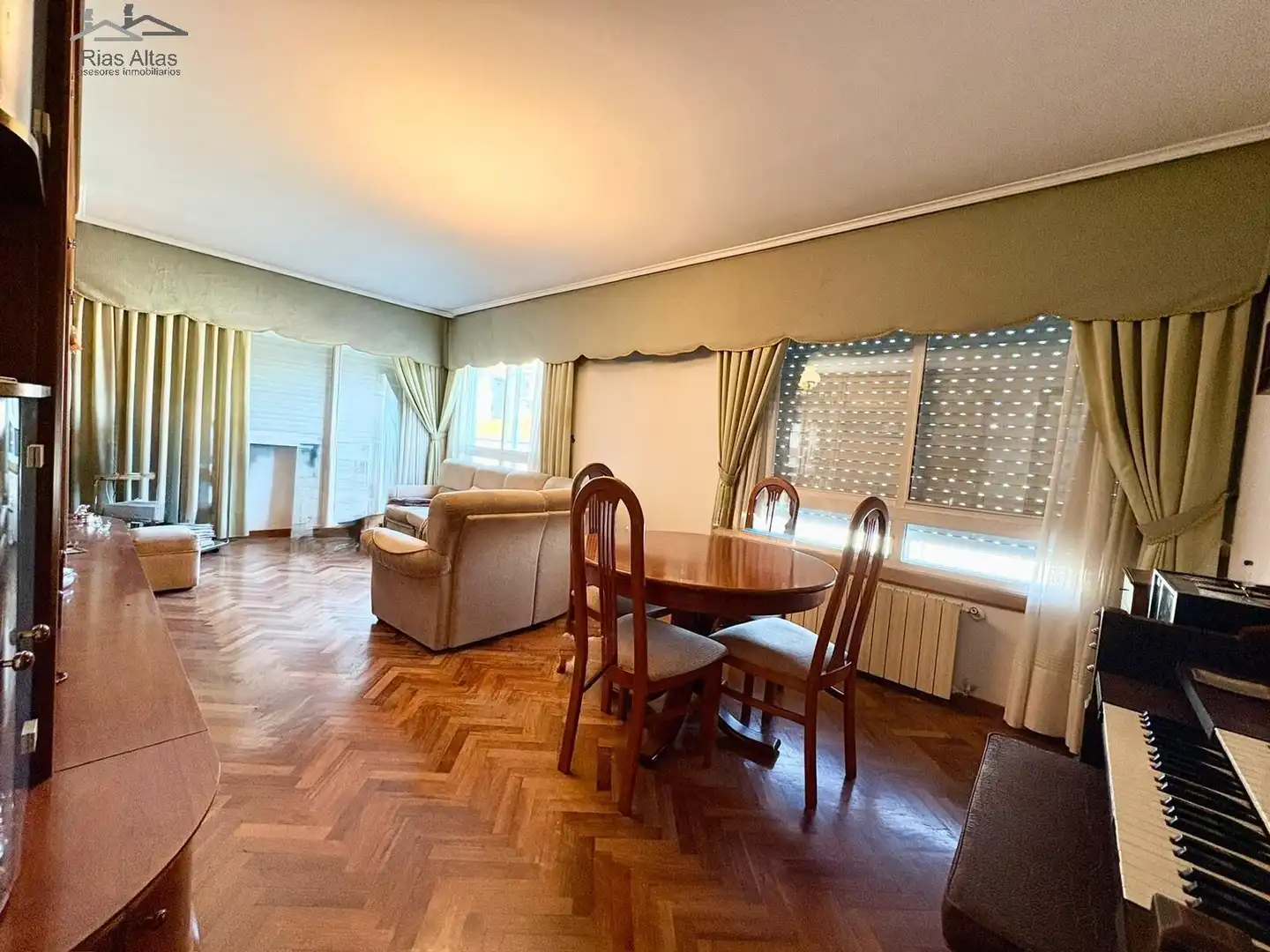 Comedor de Piso en venta en Cambre  con Calefacción, Parquet y Trastero