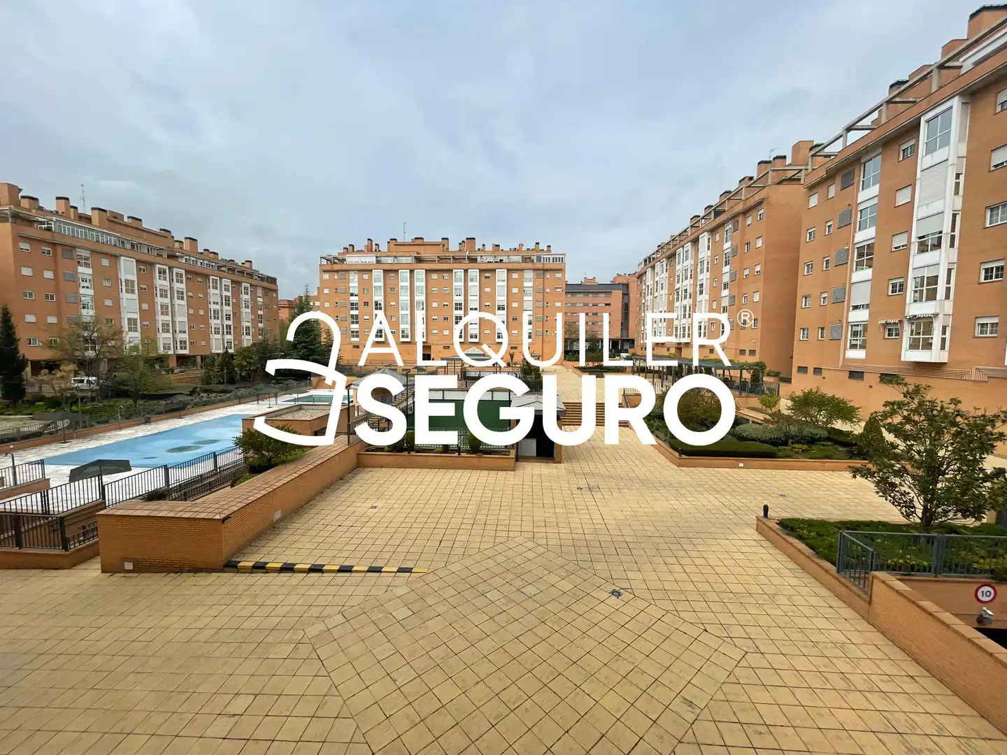 Vista exterior de Piso de alquiler en  Madrid Capital con Calefacción, Piscina y Amueblado
