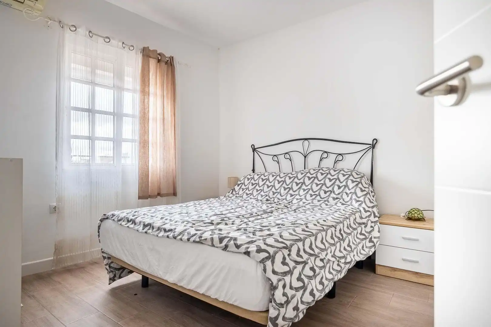 Bedroom of Flat for sale in Sevilla  with Air Conditioner, Terrace and Storage room